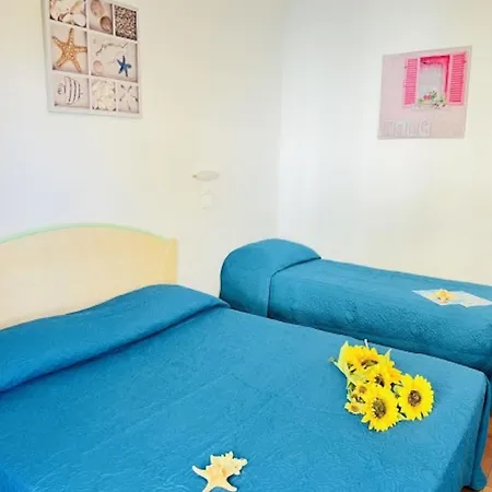 With Balcony 100m From The Sea Apartman *